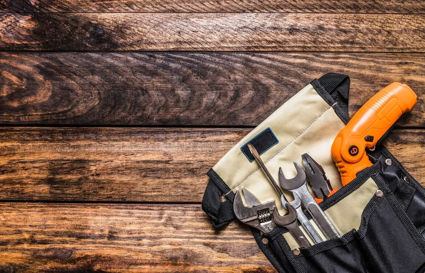 Blick aus erhöhter Perspektive auf verschiedene Werkzeuge in einer Werkzeugtasche.