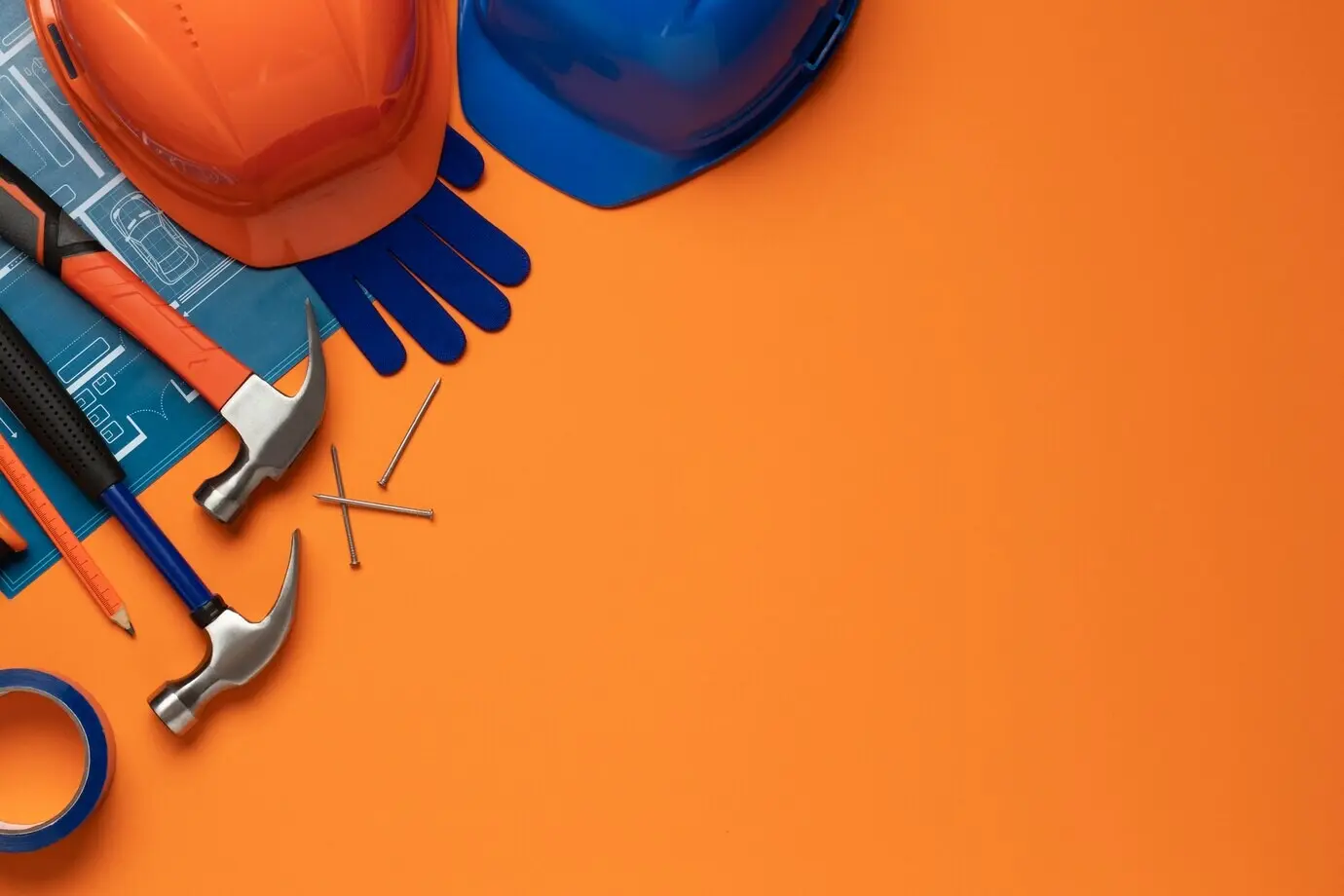 Draufsicht auf einen Stahlhammer mit weiteren Bauelementen und Werkzeugen.